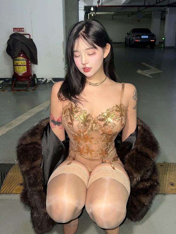    小u优优子 地下车库性感写真 貂皮大衣搭配蕾丝内衣诱惑 [50P]第30张图片