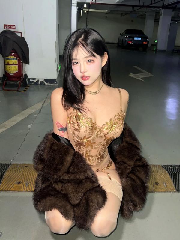    小u优优子 地下车库性感写真 貂皮大衣搭配蕾丝内衣诱惑 [50P]第31张图片