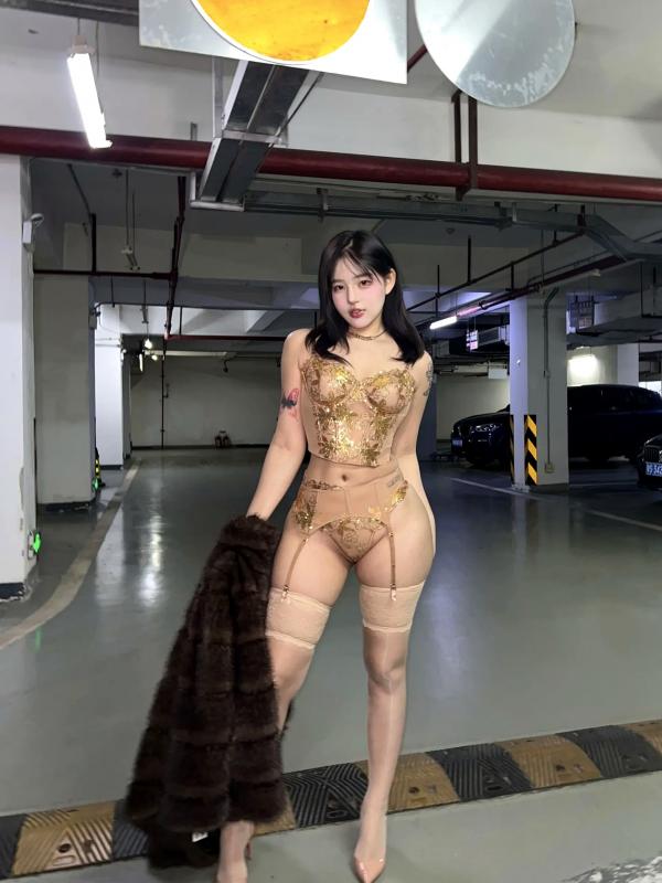    小u优优子 地下车库性感写真 貂皮大衣搭配蕾丝内衣诱惑 [50P]第43张图片