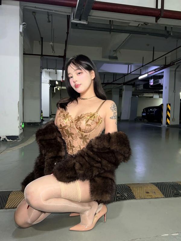    小u优优子 地下车库性感写真 貂皮大衣搭配蕾丝内衣诱惑 [50P]第46张图片