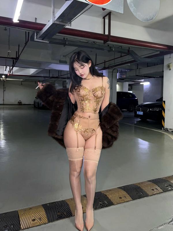    小u优优子 地下车库性感写真 貂皮大衣搭配蕾丝内衣诱惑 [50P]第50张图片