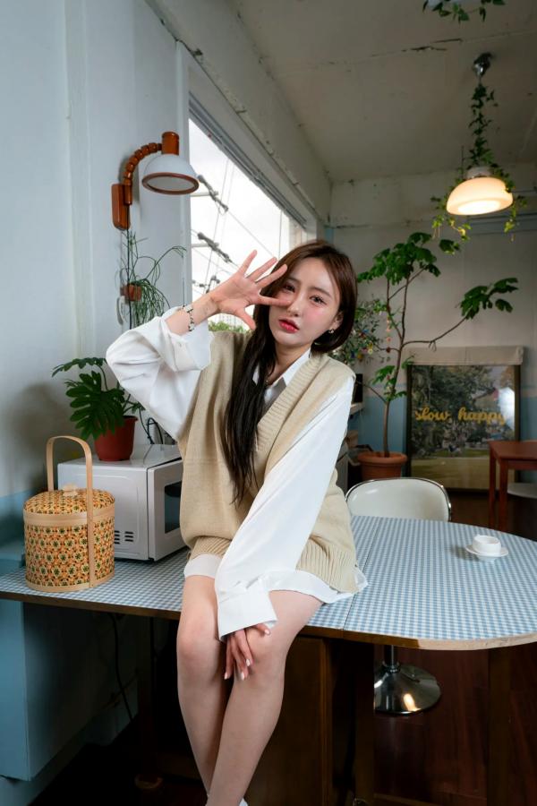    Muchenne 002 - YU [56P] 居家清新文艺写真，针织背心搭配白衬衫，甜美邻家女孩日常私房照第12张图片