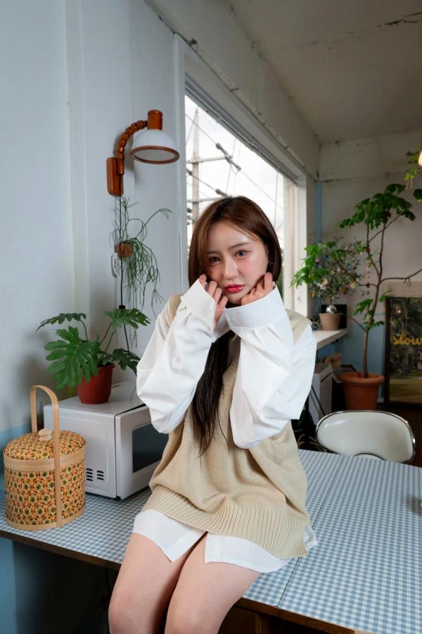    Muchenne 002 - YU [56P] 居家清新文艺写真，针织背心搭配白衬衫，甜美邻家女孩日常私房照第13张图片