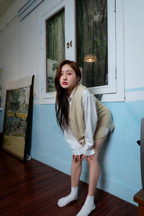    Muchenne 002 - YU [56P] 居家清新文艺写真，针织背心搭配白衬衫，甜美邻家女孩日常私房照第37张图片