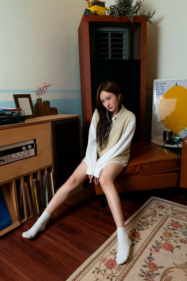    Muchenne 002 - YU [56P] 居家清新文艺写真，针织背心搭配白衬衫，甜美邻家女孩日常私房照第43张图片