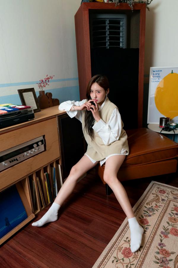    Muchenne 002 - YU [56P] 居家清新文艺写真，针织背心搭配白衬衫，甜美邻家女孩日常私房照第44张图片