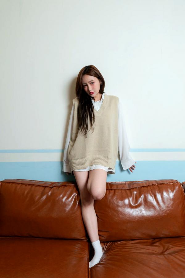    Muchenne 002 - YU [56P] 居家清新文艺写真，针织背心搭配白衬衫，甜美邻家女孩日常私房照第56张图片
