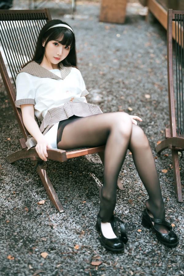    面饼仙儿黑丝露营JK私房照，清纯校服制服诱惑，甜欲风格大尺度视觉盛宴第2张图片