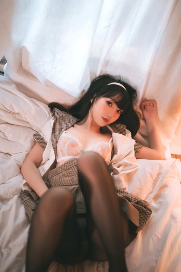    面饼仙儿黑丝露营JK私房照，清纯校服制服诱惑，甜欲风格大尺度视觉盛宴第18张图片