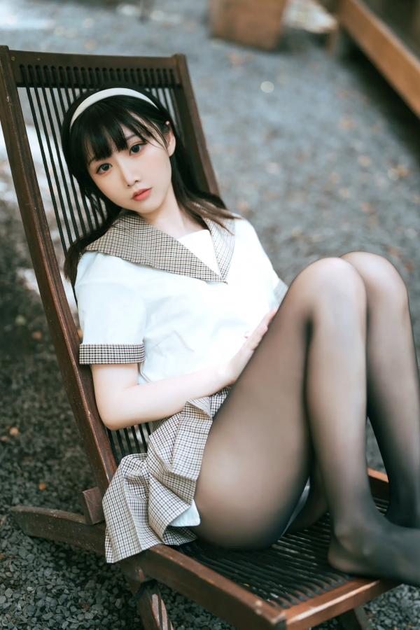    面饼仙儿黑丝露营JK私房照，清纯校服制服诱惑，甜欲风格大尺度视觉盛宴第37张图片