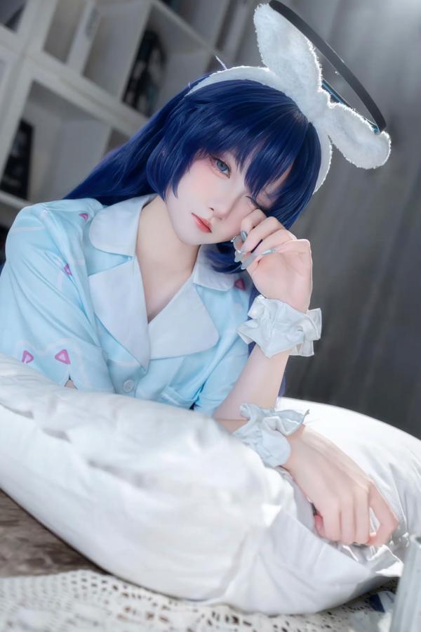    碧蓝档案优香睡衣Cosplay，极致清纯诱惑，蓝发萌系少女家居私房美图[35P]第1张图片