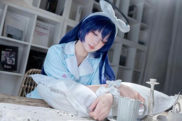    碧蓝档案优香睡衣Cosplay，极致清纯诱惑，蓝发萌系少女家居私房美图[35P]第2张图片