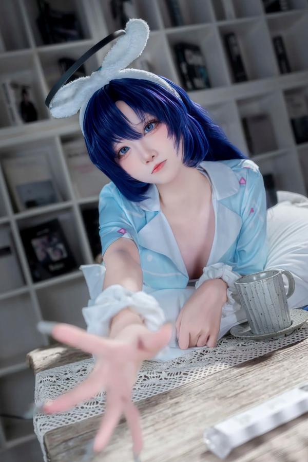    碧蓝档案优香睡衣Cosplay，极致清纯诱惑，蓝发萌系少女家居私房美图[35P]第4张图片