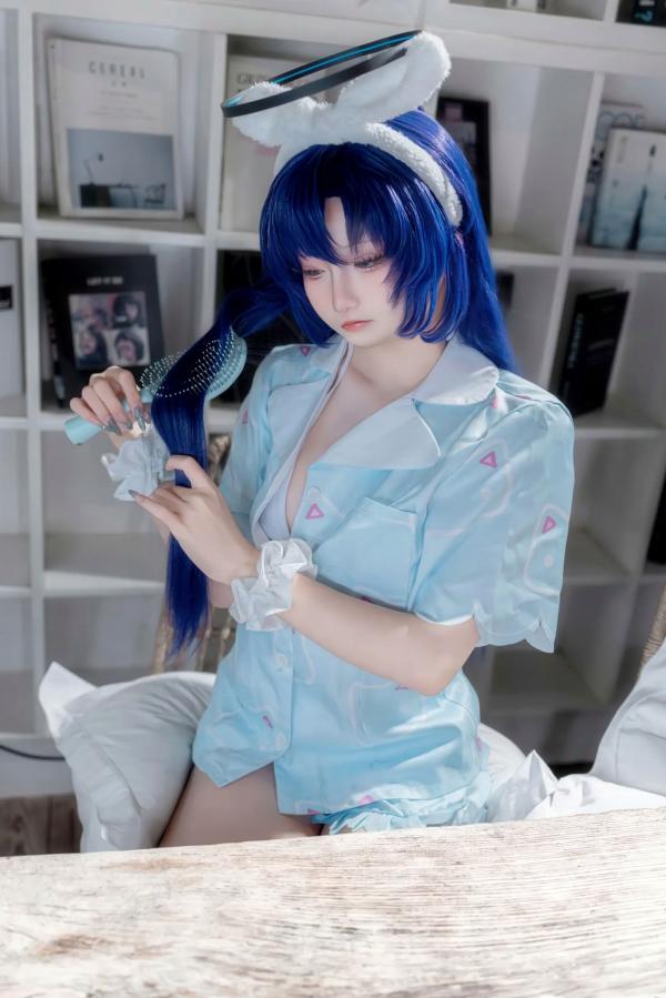    碧蓝档案优香睡衣Cosplay，极致清纯诱惑，蓝发萌系少女家居私房美图[35P]第8张图片