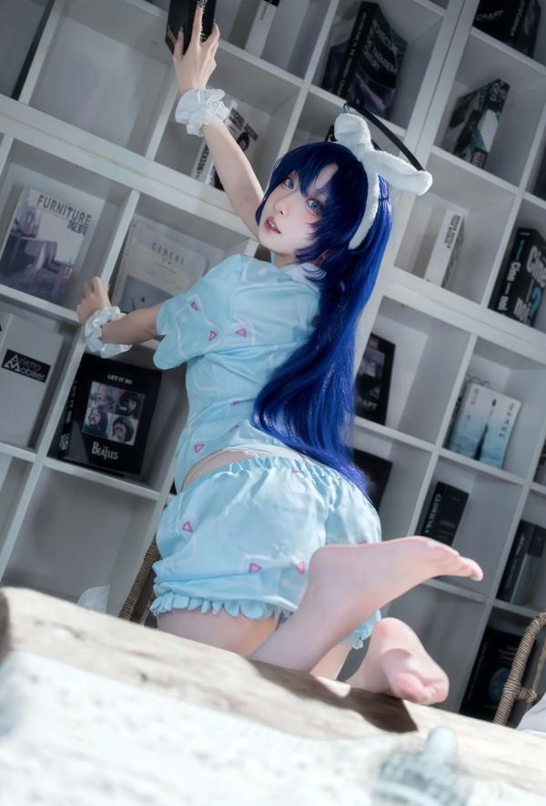    碧蓝档案优香睡衣Cosplay，极致清纯诱惑，蓝发萌系少女家居私房美图[35P]第10张图片