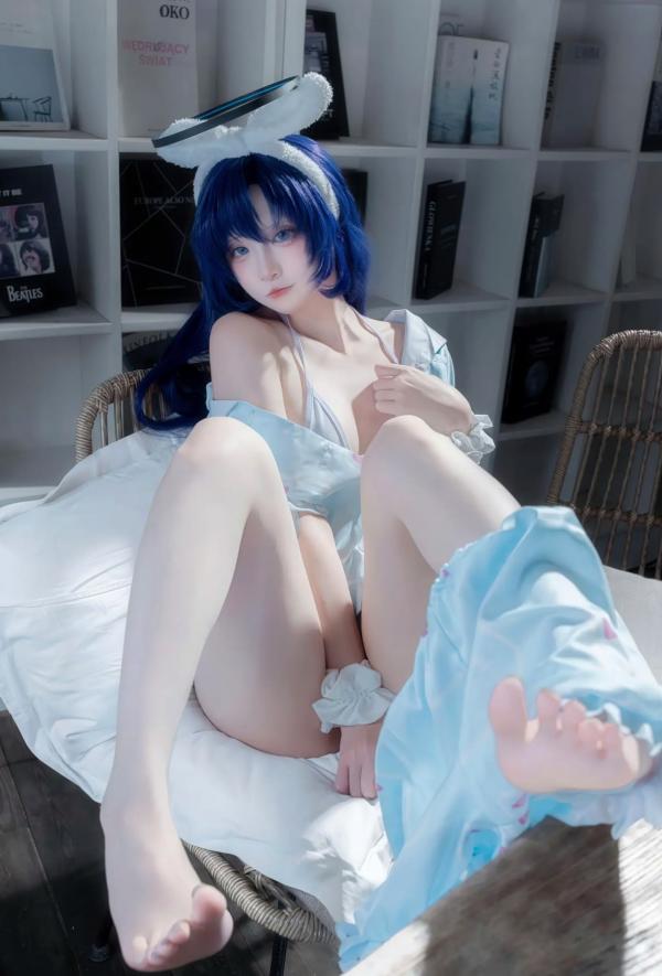   碧蓝档案优香睡衣Cosplay，极致清纯诱惑，蓝发萌系少女家居私房美图[35P]第33张图片