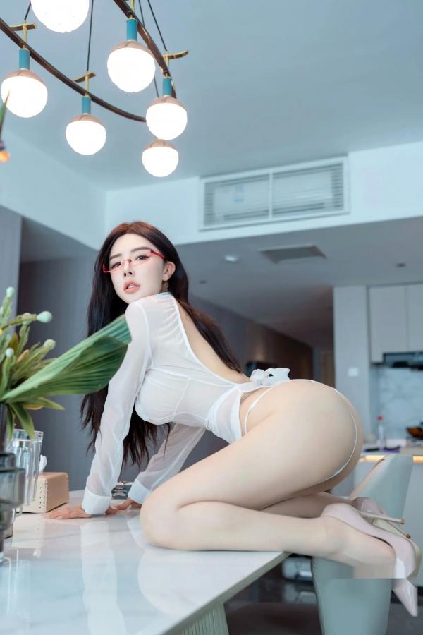    潘思沁温婉恋人白玫瑰，白色透视装连体衣私房写真，红框眼镜高跟鞋，极品居家性感大尺度套图[89P]第37张图片