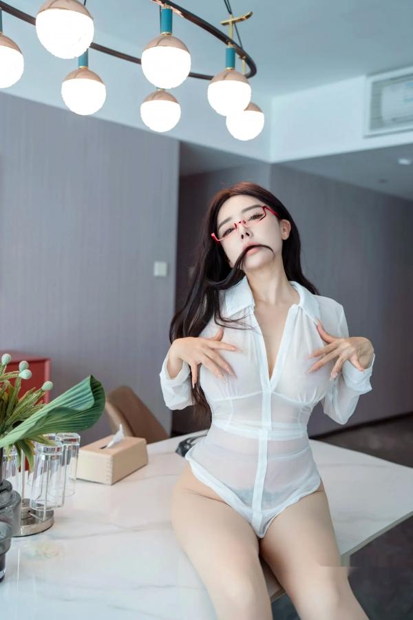    潘思沁温婉恋人白玫瑰，白色透视装连体衣私房写真，红框眼镜高跟鞋，极品居家性感大尺度套图[89P]第42张图片