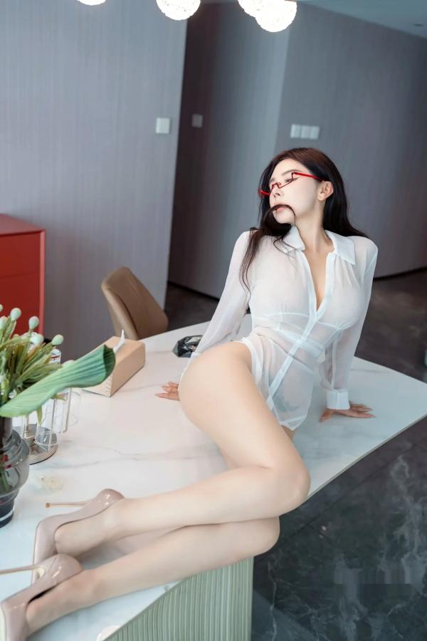    潘思沁温婉恋人白玫瑰，白色透视装连体衣私房写真，红框眼镜高跟鞋，极品居家性感大尺度套图[89P]第46张图片