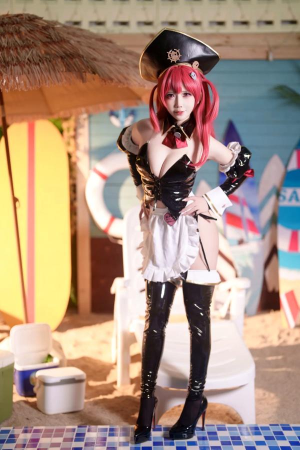    抱走莫子aa 胜利女神：妮姬 马斯特Cosplay 户外泳池性感漆皮海盗装 [18P]第1张图片