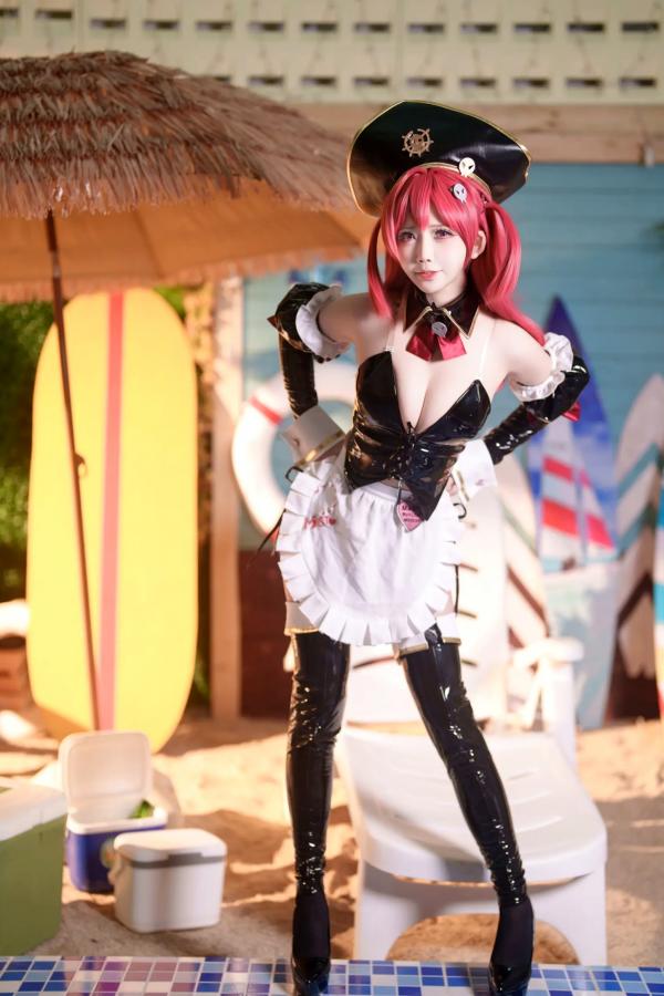    抱走莫子aa 胜利女神：妮姬 马斯特Cosplay 户外泳池性感漆皮海盗装 [18P]第2张图片