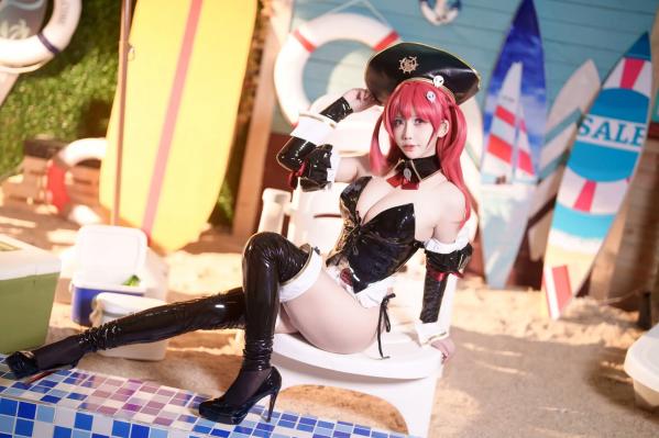    抱走莫子aa 胜利女神：妮姬 马斯特Cosplay 户外泳池性感漆皮海盗装 [18P]第4张图片