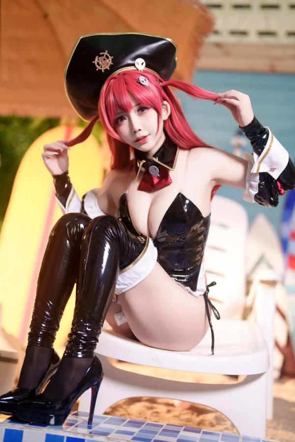    抱走莫子aa 胜利女神：妮姬 马斯特Cosplay 户外泳池性感漆皮海盗装 [18P]第5张图片