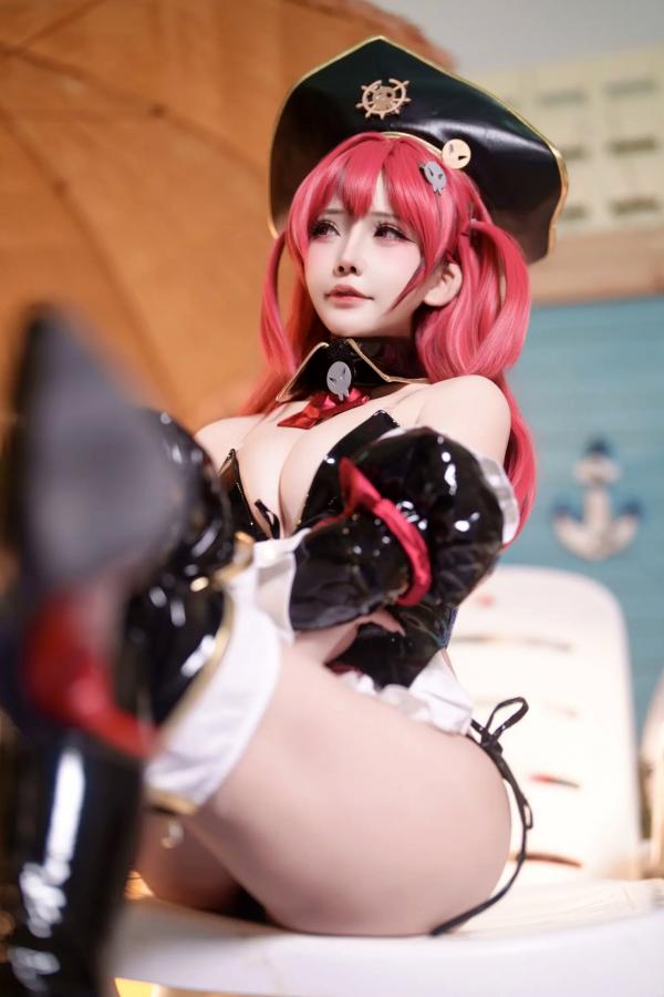    抱走莫子aa 胜利女神：妮姬 马斯特Cosplay 户外泳池性感漆皮海盗装 [18P]第6张图片