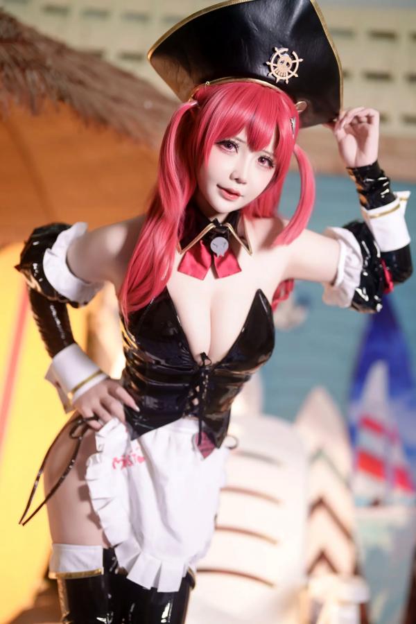    抱走莫子aa 胜利女神：妮姬 马斯特Cosplay 户外泳池性感漆皮海盗装 [18P]第7张图片