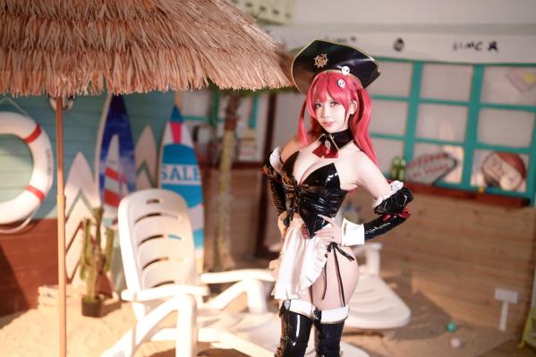    抱走莫子aa 胜利女神：妮姬 马斯特Cosplay 户外泳池性感漆皮海盗装 [18P]第9张图片