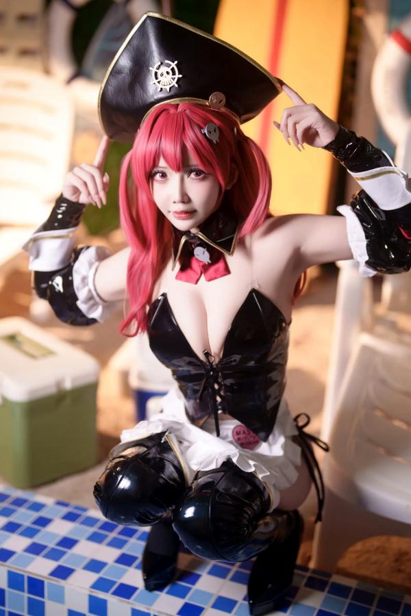    抱走莫子aa 胜利女神：妮姬 马斯特Cosplay 户外泳池性感漆皮海盗装 [18P]第11张图片