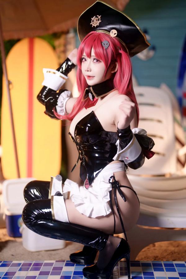    抱走莫子aa 胜利女神：妮姬 马斯特Cosplay 户外泳池性感漆皮海盗装 [18P]第12张图片