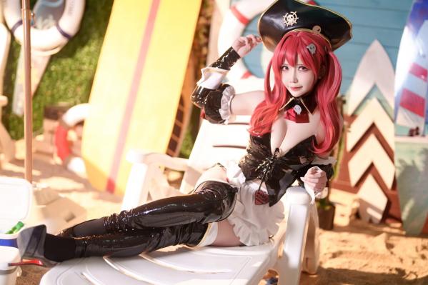    抱走莫子aa 胜利女神：妮姬 马斯特Cosplay 户外泳池性感漆皮海盗装 [18P]第13张图片