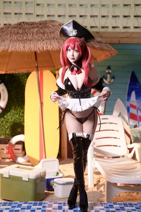    抱走莫子aa 胜利女神：妮姬 马斯特Cosplay 户外泳池性感漆皮海盗装 [18P]第16张图片