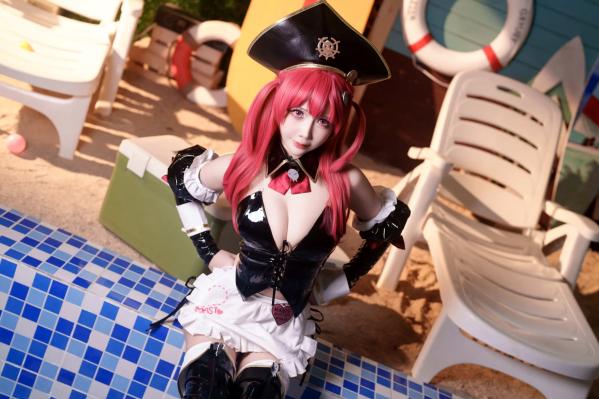    抱走莫子aa 胜利女神：妮姬 马斯特Cosplay 户外泳池性感漆皮海盗装 [18P]第17张图片