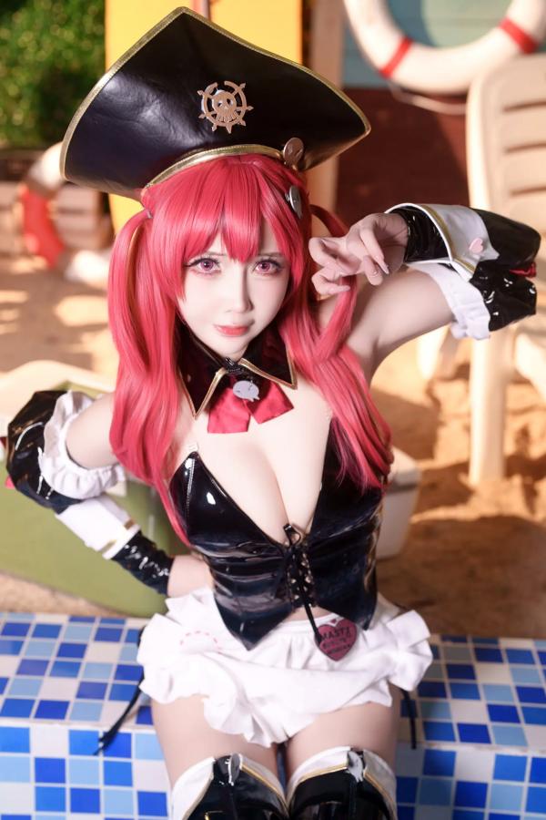    抱走莫子aa 胜利女神：妮姬 马斯特Cosplay 户外泳池性感漆皮海盗装 [18P]第18张图片