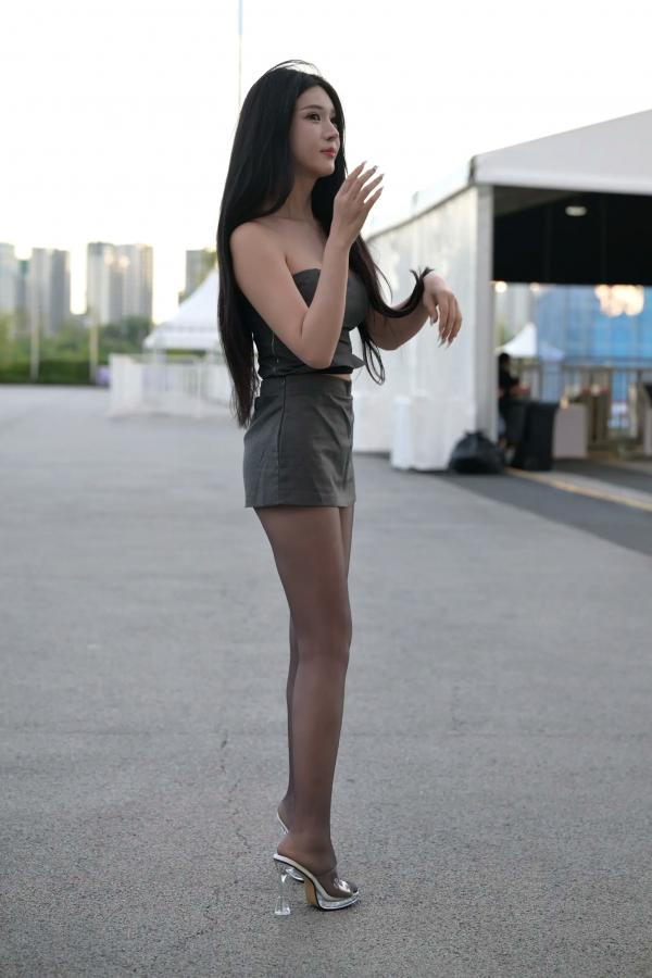    油亮黑丝-妍熙精选户外街拍写真，极简抹胸短裙尽显摩登气质，绝美腿部曲线诱惑力十足[83P]第8张图片