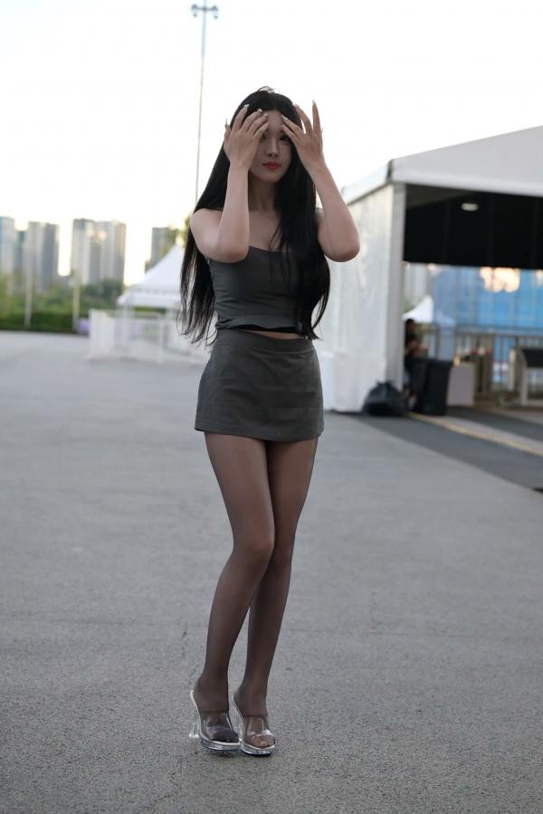    油亮黑丝-妍熙精选户外街拍写真，极简抹胸短裙尽显摩登气质，绝美腿部曲线诱惑力十足[83P]第10张图片