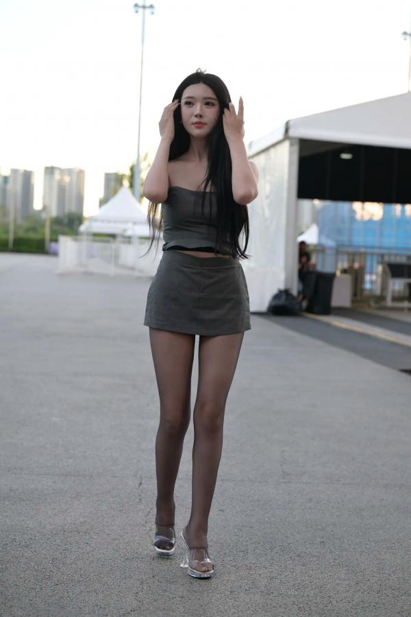    油亮黑丝-妍熙精选户外街拍写真，极简抹胸短裙尽显摩登气质，绝美腿部曲线诱惑力十足[83P]第11张图片