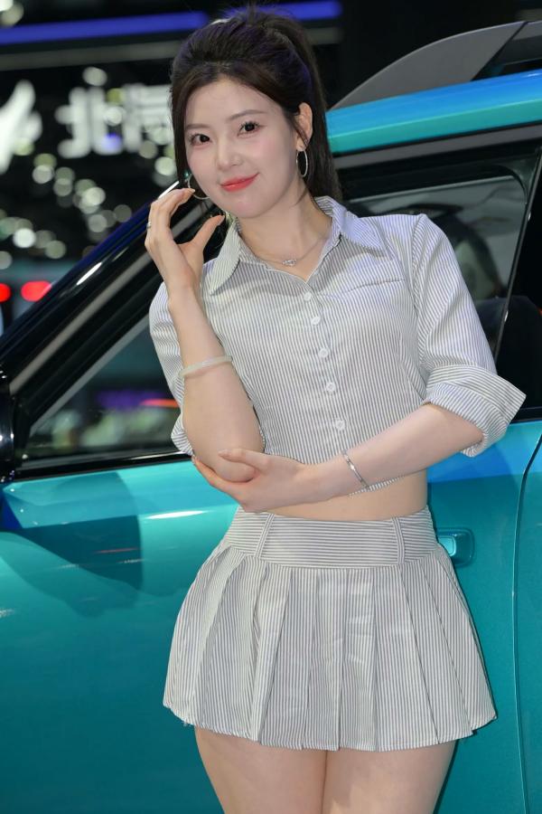    春晓超短裙：车展现场青春模特，清新条纹套装展露修长美腿，绚丽SUV现场高清写真 [80P]第11张图片