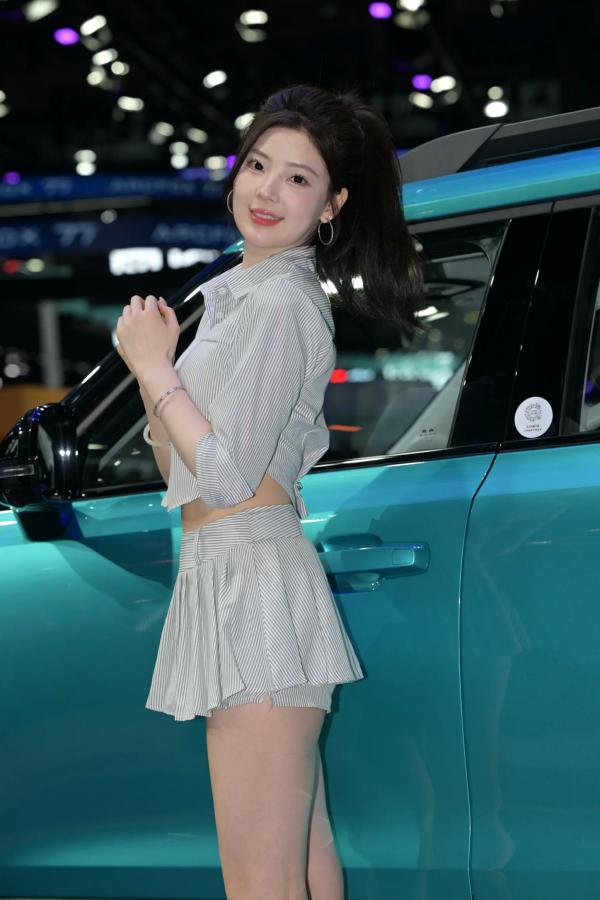    春晓超短裙：车展现场青春模特，清新条纹套装展露修长美腿，绚丽SUV现场高清写真 [80P]第15张图片