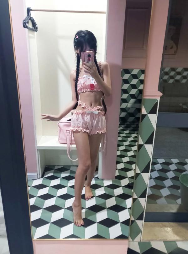    萌芽儿o0 - 粉嫩花边睡衣私房照，居家甜美少女双麻花辫邻家感 [26P]第1张图片