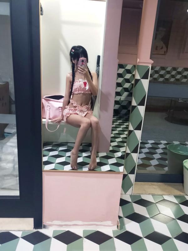    萌芽儿o0 - 粉嫩花边睡衣私房照，居家甜美少女双麻花辫邻家感 [26P]第3张图片