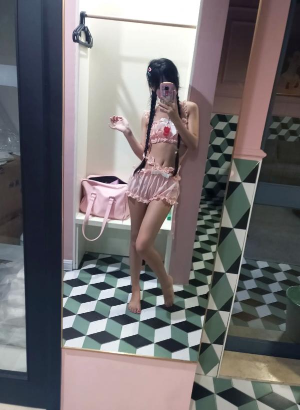    萌芽儿o0 - 粉嫩花边睡衣私房照，居家甜美少女双麻花辫邻家感 [26P]第4张图片