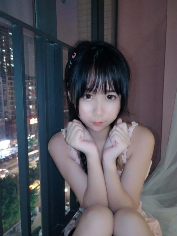    萌芽儿o0 - 粉嫩花边睡衣私房照，居家甜美少女双麻花辫邻家感 [26P]第6张图片