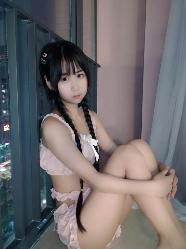    萌芽儿o0 - 粉嫩花边睡衣私房照，居家甜美少女双麻花辫邻家感 [26P]第11张图片