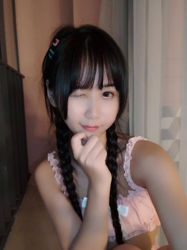    萌芽儿o0 - 粉嫩花边睡衣私房照，居家甜美少女双麻花辫邻家感 [26P]第14张图片