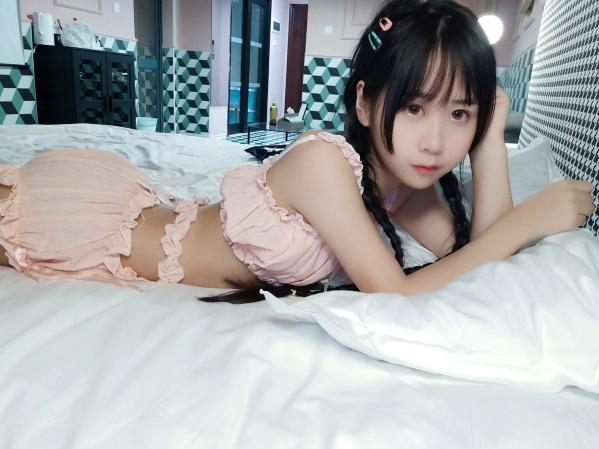    萌芽儿o0 - 粉嫩花边睡衣私房照，居家甜美少女双麻花辫邻家感 [26P]第15张图片