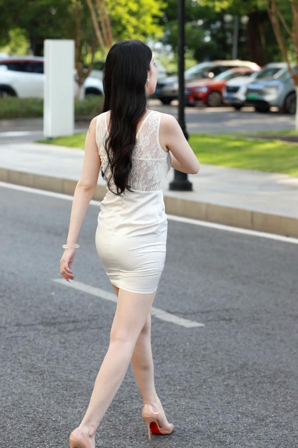    白裙气质美女修身蕾丝短裙街拍写真 极品修长美腿诱惑女神 [161P]第17张图片