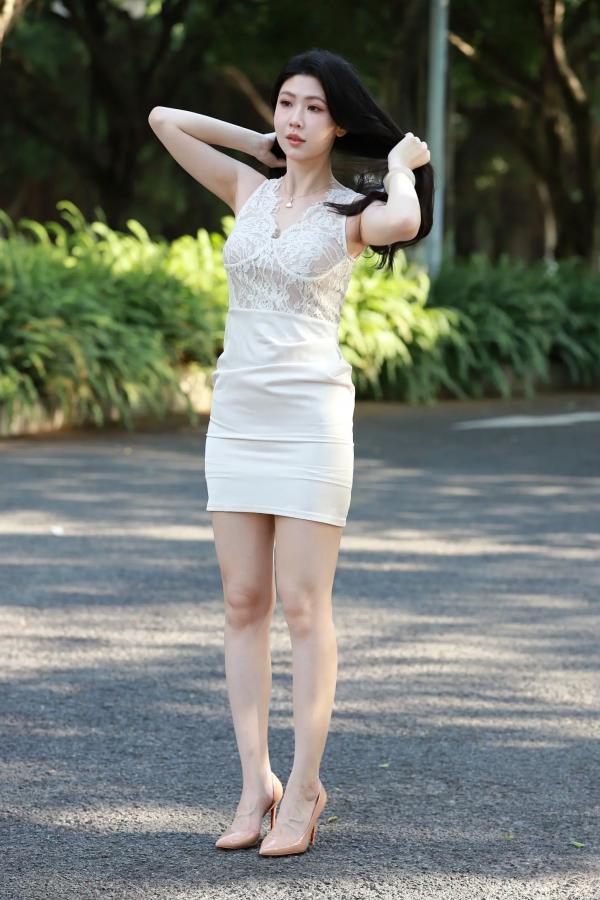    白裙气质美女修身蕾丝短裙街拍写真 极品修长美腿诱惑女神 [161P]第88张图片